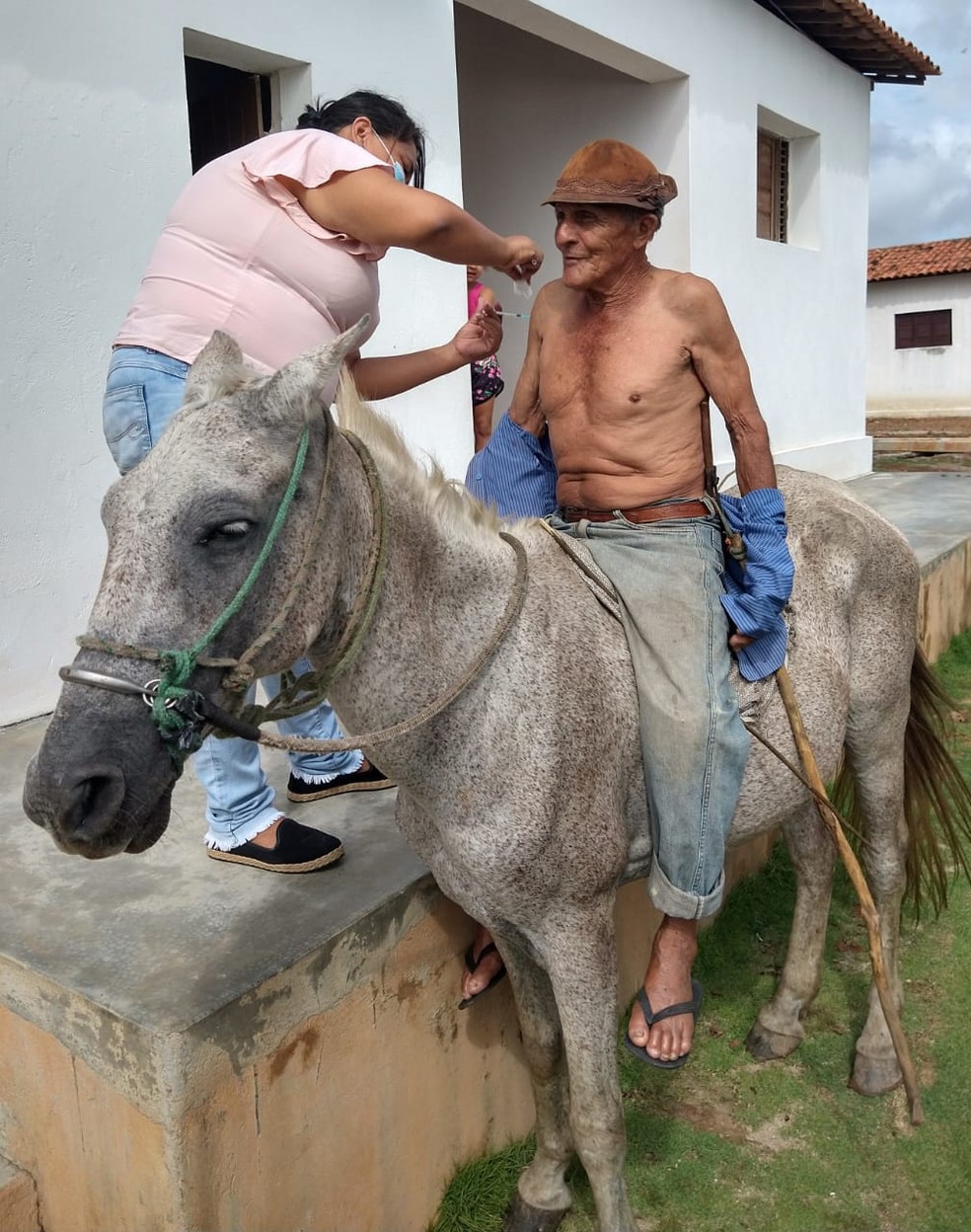 Paraibano é vacinado ainda montado em seu cavalo