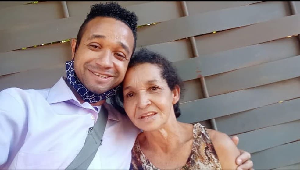 Bombeiro encontra mãe biológica após 8 anos de procura