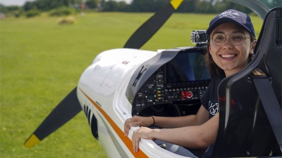 Mulher será a piloto mais jovem a voar o mundo sozinha