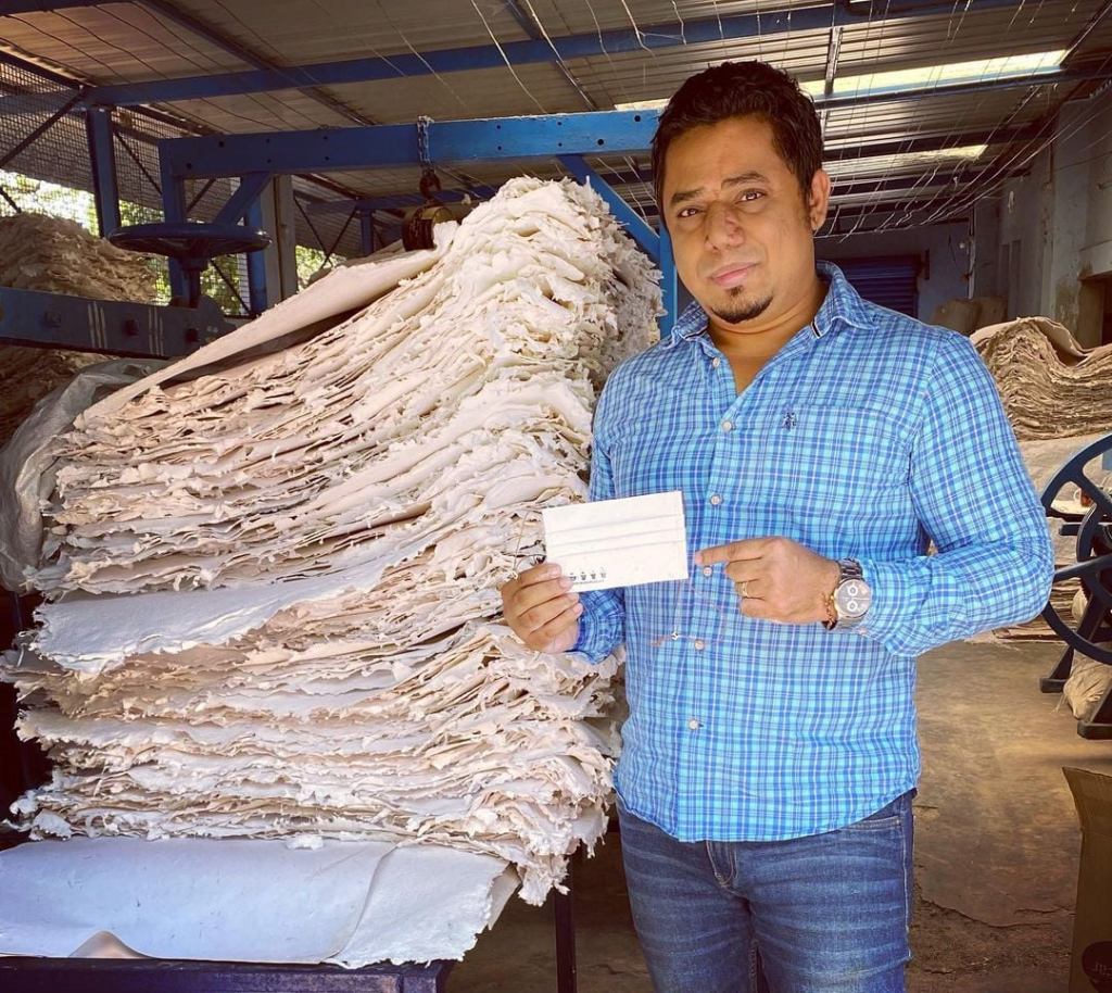 Jovem cria máscaras que viram flores quando descartadas