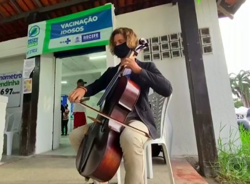 Violoncelista é vacinado e toca em local para agradecer