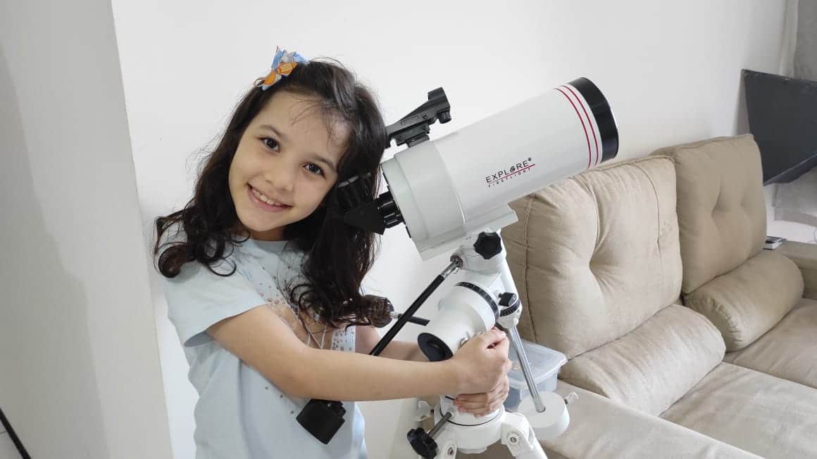 Brasileira de 8 anos que atua em projeto da NASA descobre 7 asteroides