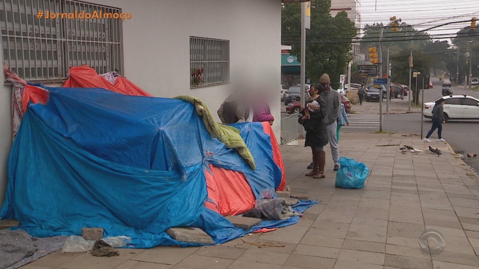 Professora cria sacos de dormir e doa para pessoas em situação de rua