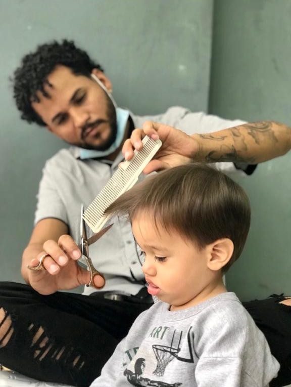 Barbeiro consegue cortar cabelo de menino autista sendo gentil