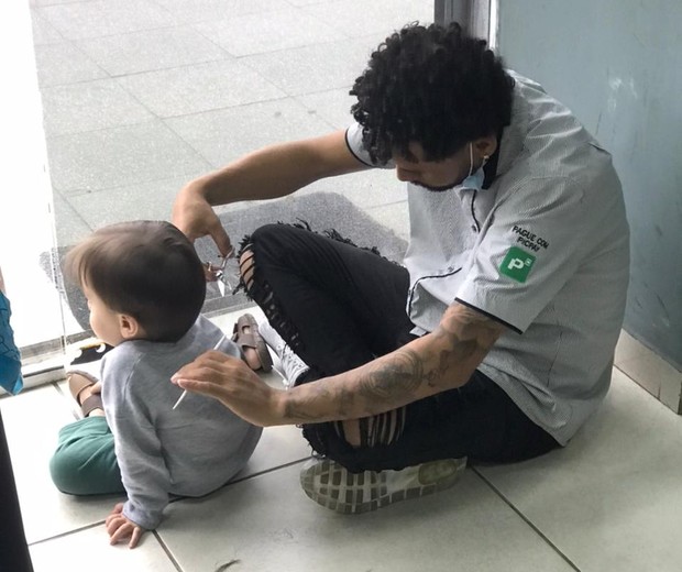 Barbeiro consegue cortar cabelo de menino autista sendo gentil