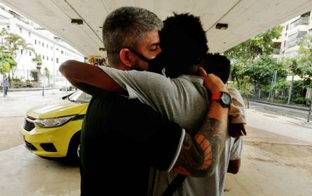 Taxista ajuda pai a fazer o parto da esposa no seu carro