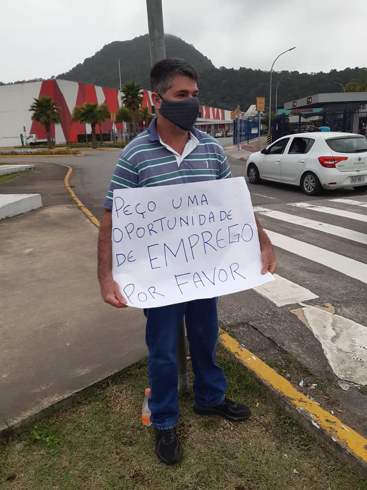 Pedindo emprego com plaquinha, rapaz se emociona com propostas