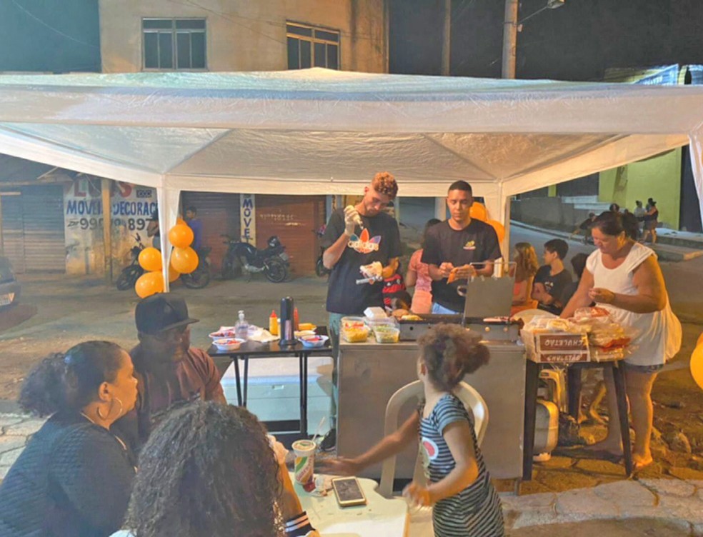 Catador ganha nova barraca para vender lanches após humilhação