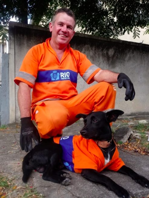 Cachorro acompanha gari em trabalho e se torna funcionário!