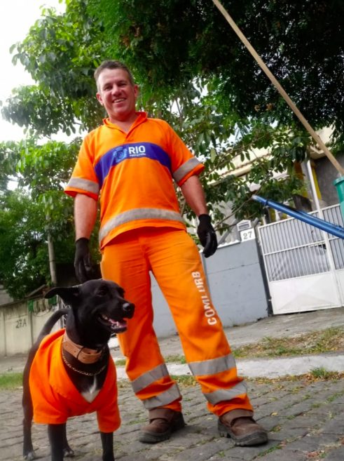 Cachorro acompanha gari em trabalho e se torna funcionário!