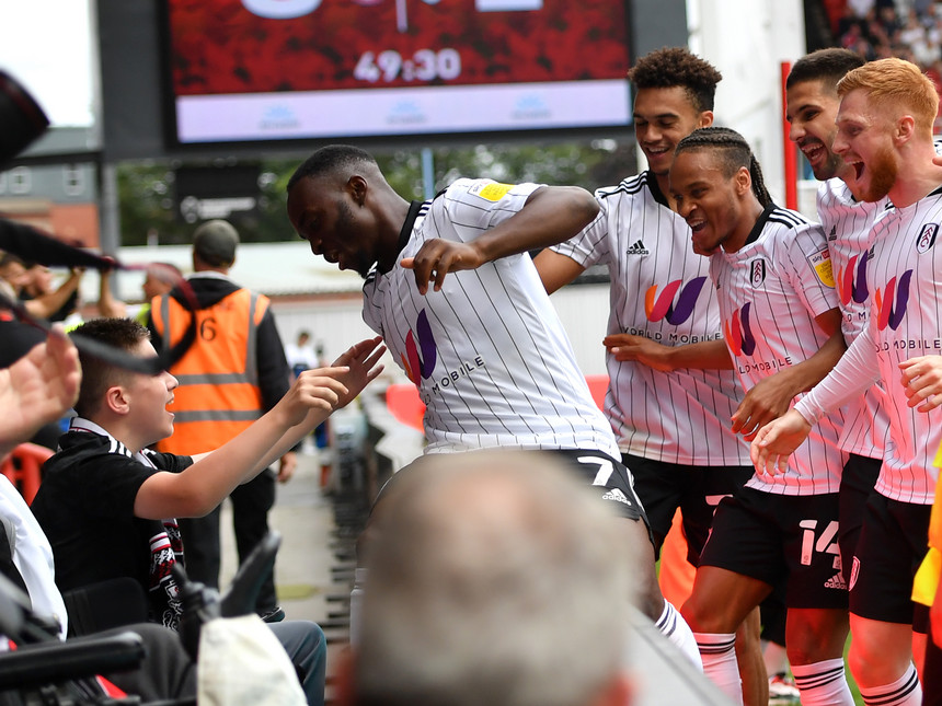 Jogadores homenageiam garoto com paralisia cerebral na arquibancada