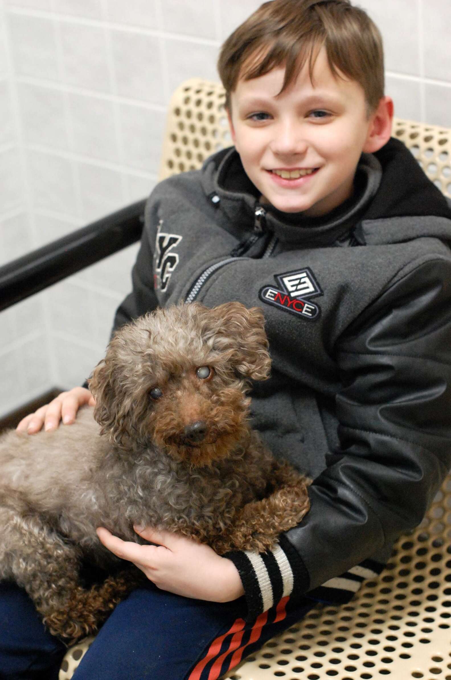 Menino adota cachorro velhinho para lhe dar um final feliz