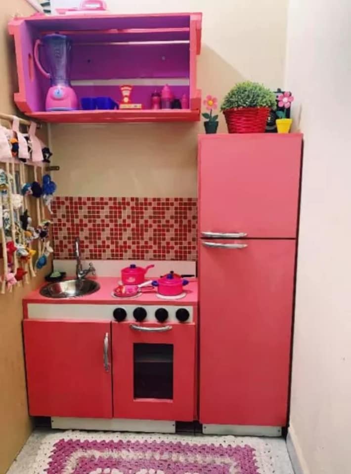 INSPIRADOR: Pai cria casinha incrível para filha embaixo de escada