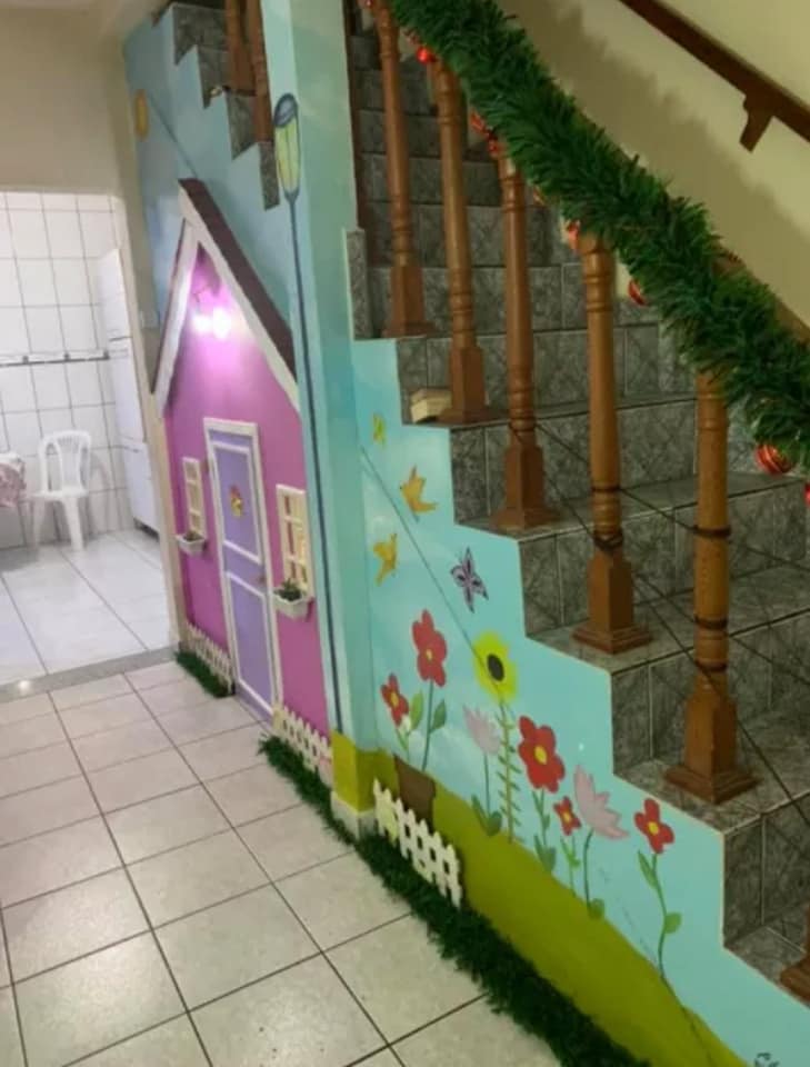 INSPIRADOR: Pai cria casinha incrível para filha embaixo de escada