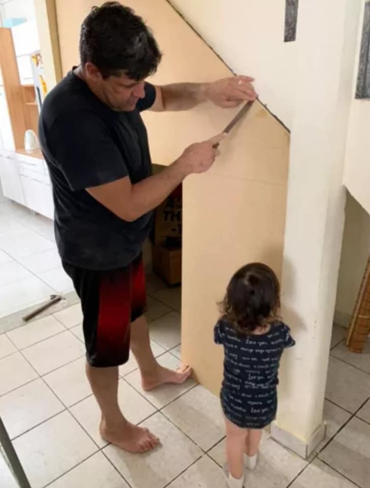 INSPIRADOR: Pai cria casinha incrível para filha embaixo de escada