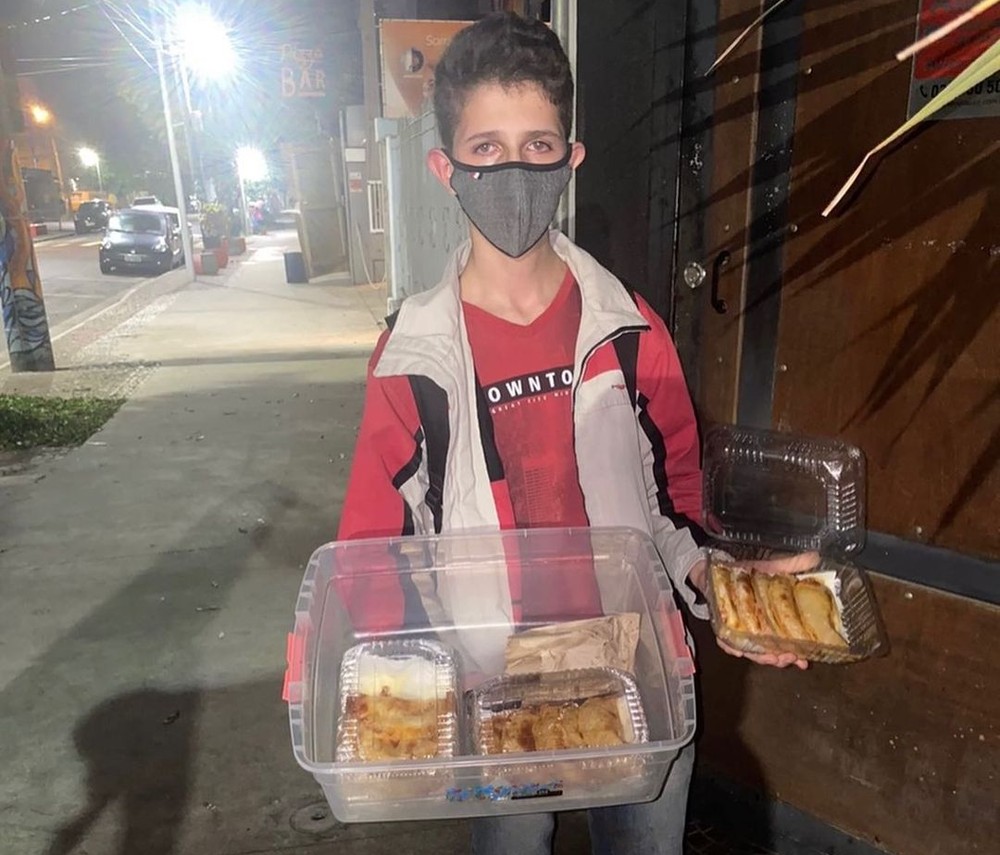 Desconhecidos acolhem menino humilhado por vender lanches