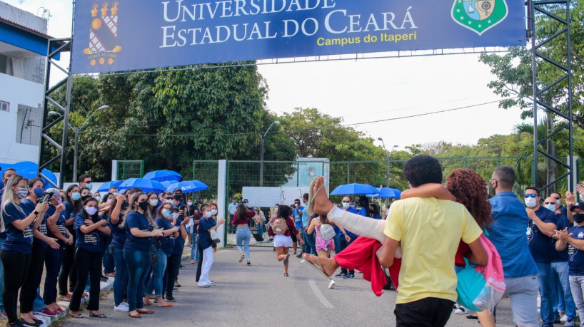 Professor carrega aluna com pé quebrado para não perder ENEM