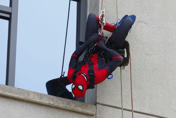 Funcionários limpam janelas fantasiados para animar crianças em hospital