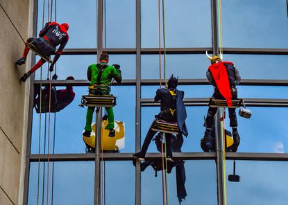 Funcionários limpam janelas fantasiados para animar crianças em hospital