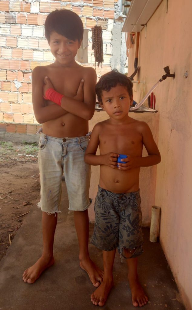 Desconhecidos acolhem família que só tinha pele de frango para comer