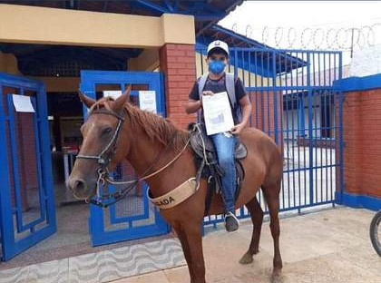 Menino que ia à escola a cavalo é premiado como melhor aluno