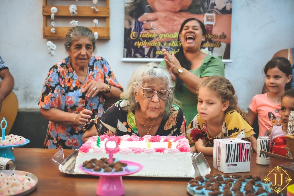 Aos 102 anos, idosa começa a trabalhar após entregar currículos