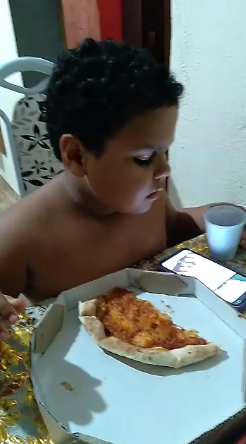 Pizzaria cria 'menu' especial para menino autista que não gosta de recheio