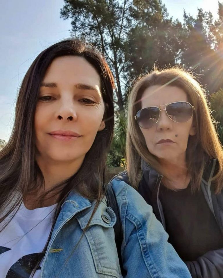 Mulher que foi vendida quando bebê acha mãe após 48 anos