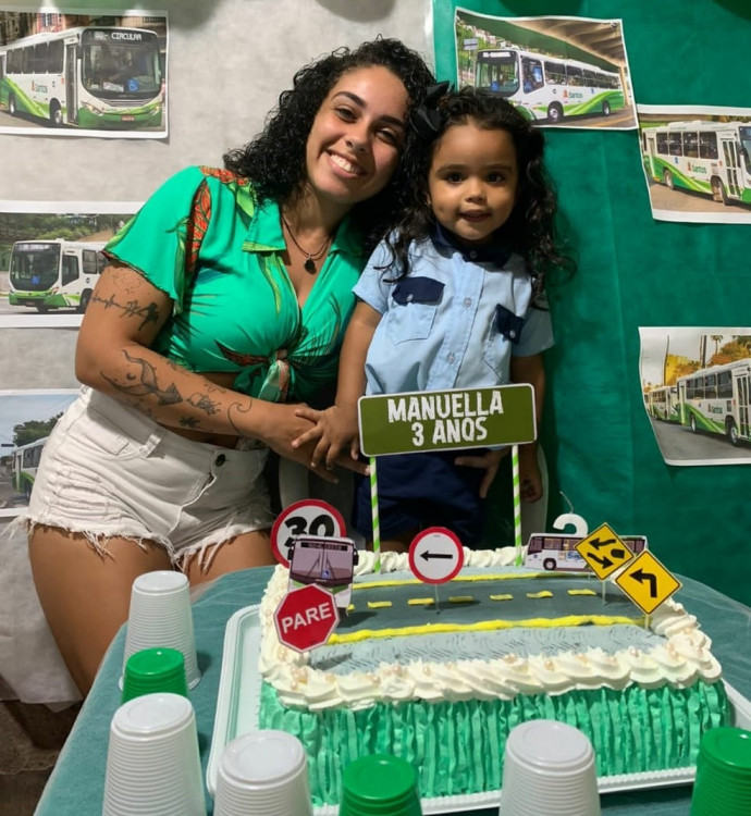 Motoristas montam festa temática e realizam desejo de menina de 3 anos de ser uma deles