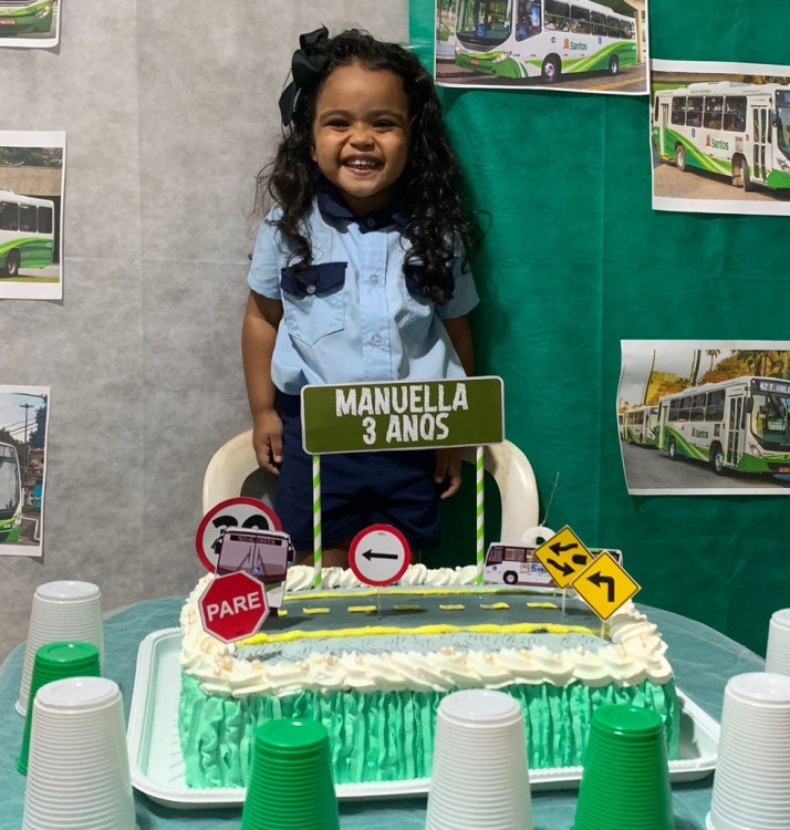 Motoristas montam festa temática e realizam desejo de menina de 3 anos de ser uma deles