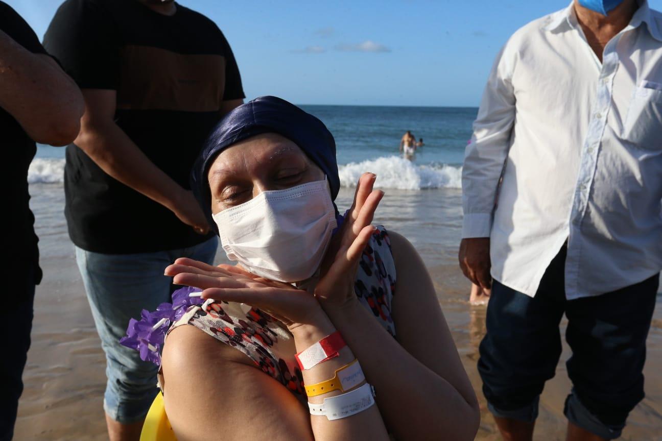 Médicos e familiares fazem movimentação emocionante para paciente termeinal ver o mar