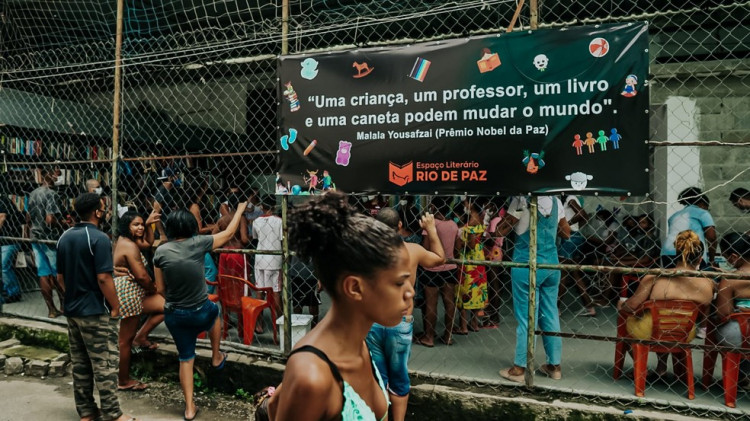 Favela do Jacarezinho comemora reinauguração de espaço literário infantojuvenil