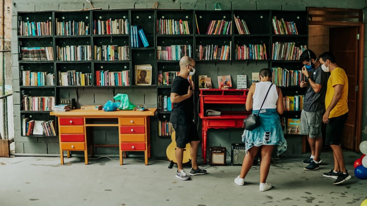 Favela do Jacarezinho comemora reinauguração de espaço literário infantojuvenil