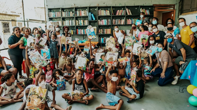 Favela do Jacarezinho comemora reinauguração de espaço literário infantojuvenil