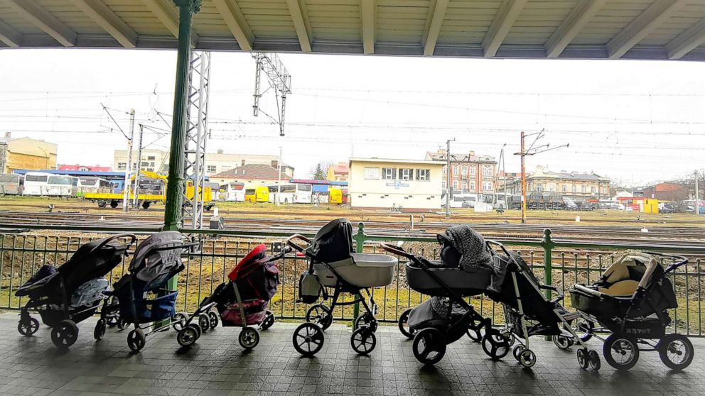 Mães deixam carrinhos de bebê para ucranianas que cruzam fronteira da Polônia