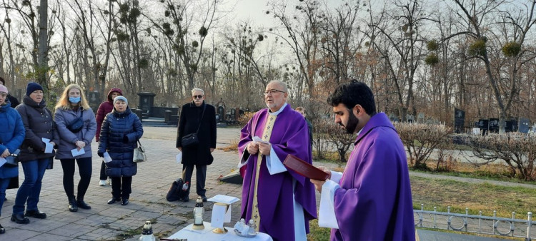 Padre brasileiro fica em Kiev para manter abrigo aos ucranianos