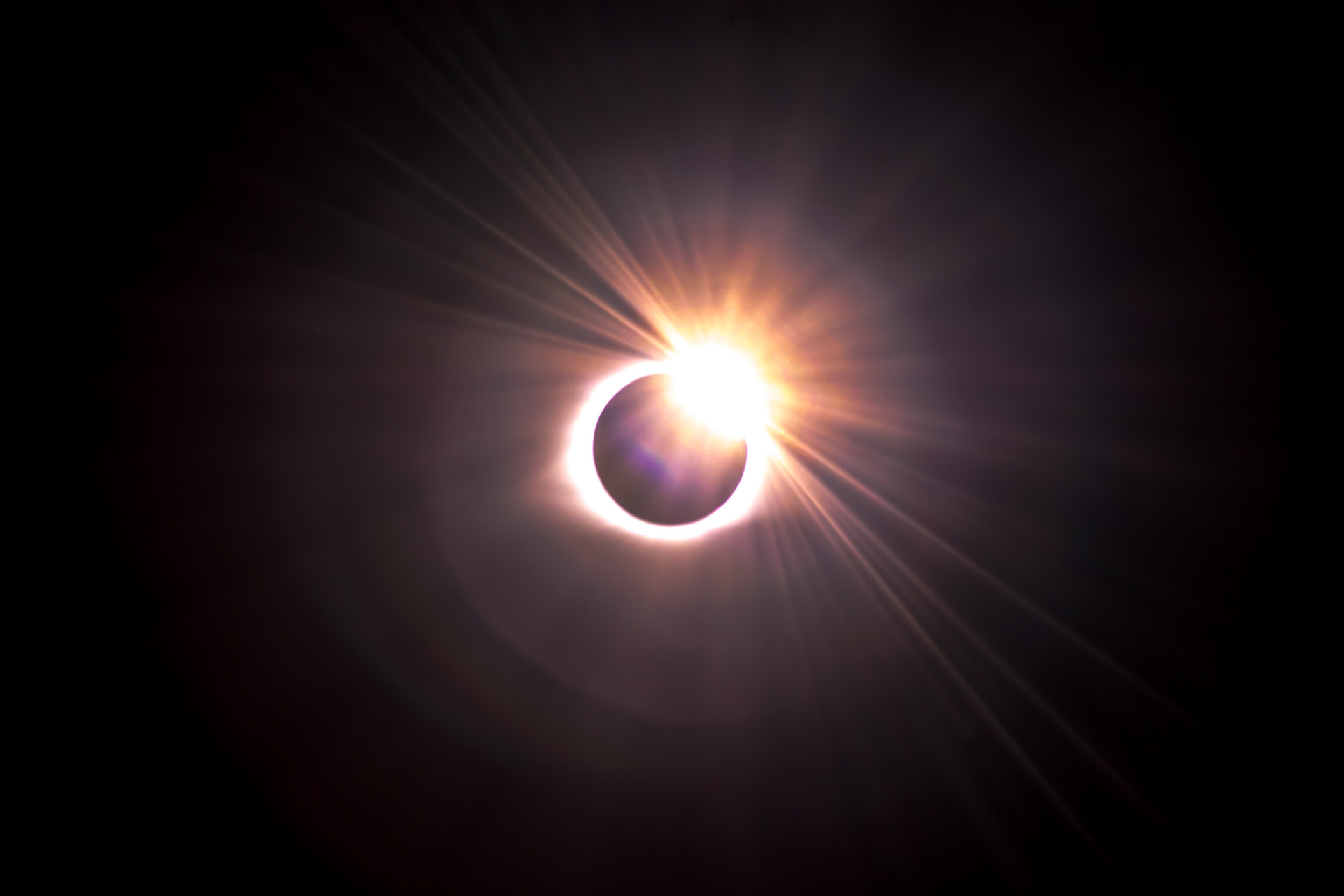 As previsões astrológicas para o Eclipse de amanhã (30/04) (Imagens: Unsplash)