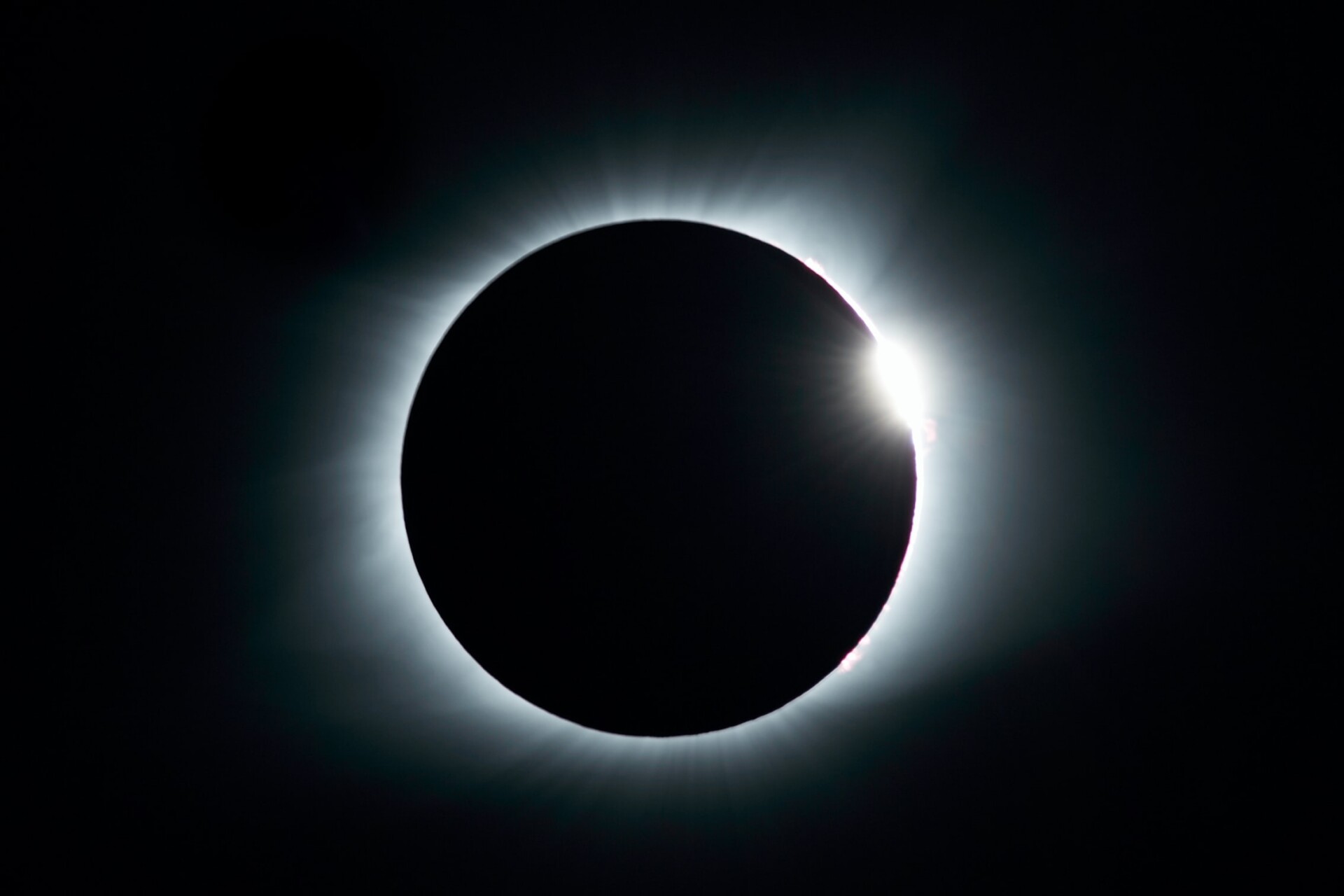 As previsões astrológicas para o Eclipse de amanhã (30/04) (Imagens: Unsplash)