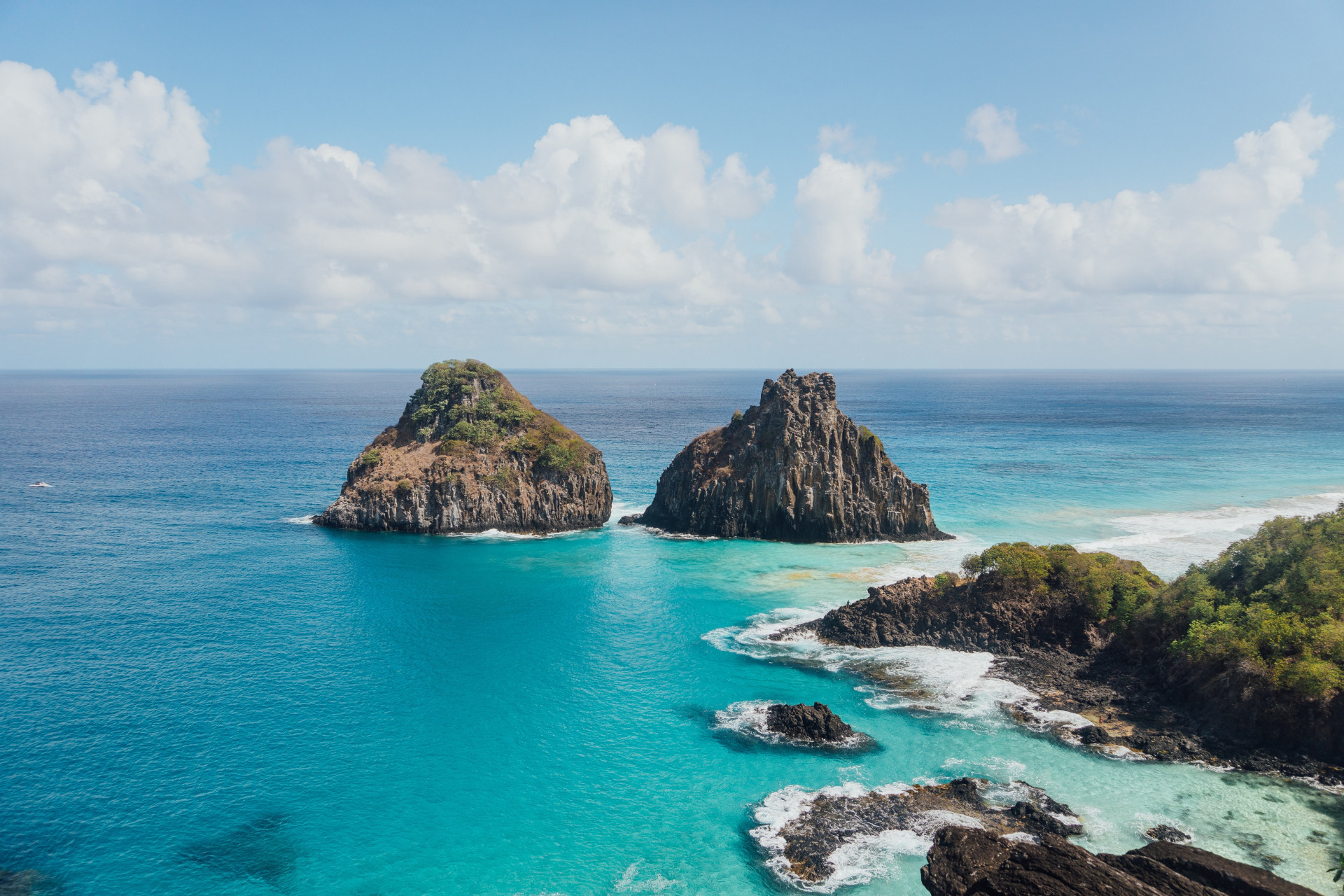 Baía do Sancho: uma das coisas mais lindas que há em Fernando de Noronha (Imagens: Unsplash)