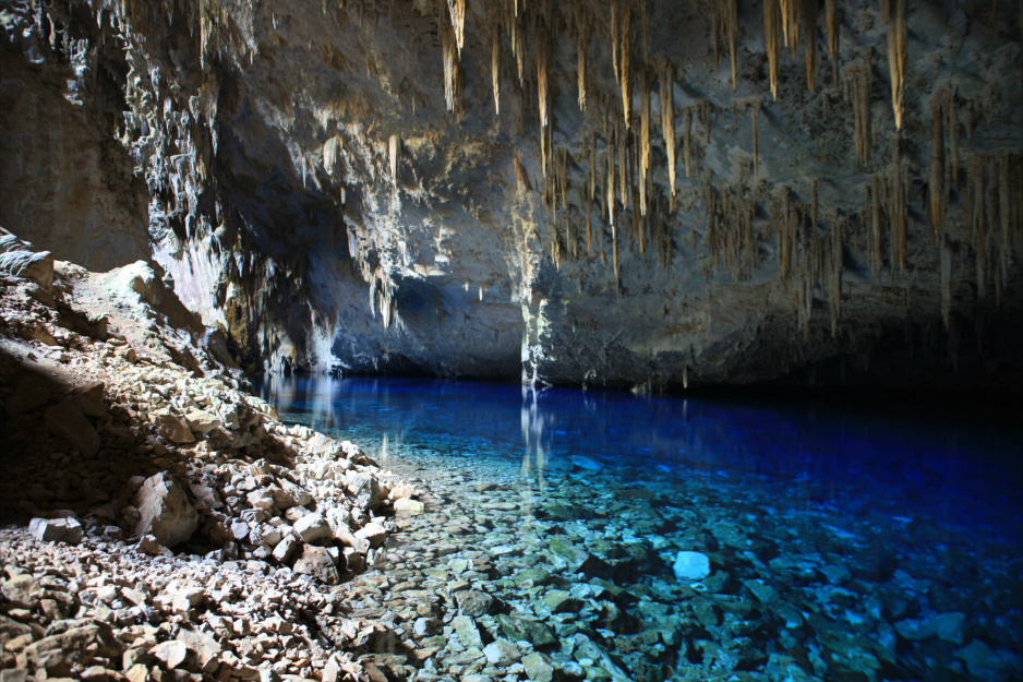 Gruta do Lago Azul: um dos lugares mais inacreditáveis e que fica no Brasil (Imagens: Unsplash/ Prefeitura de Bonito)