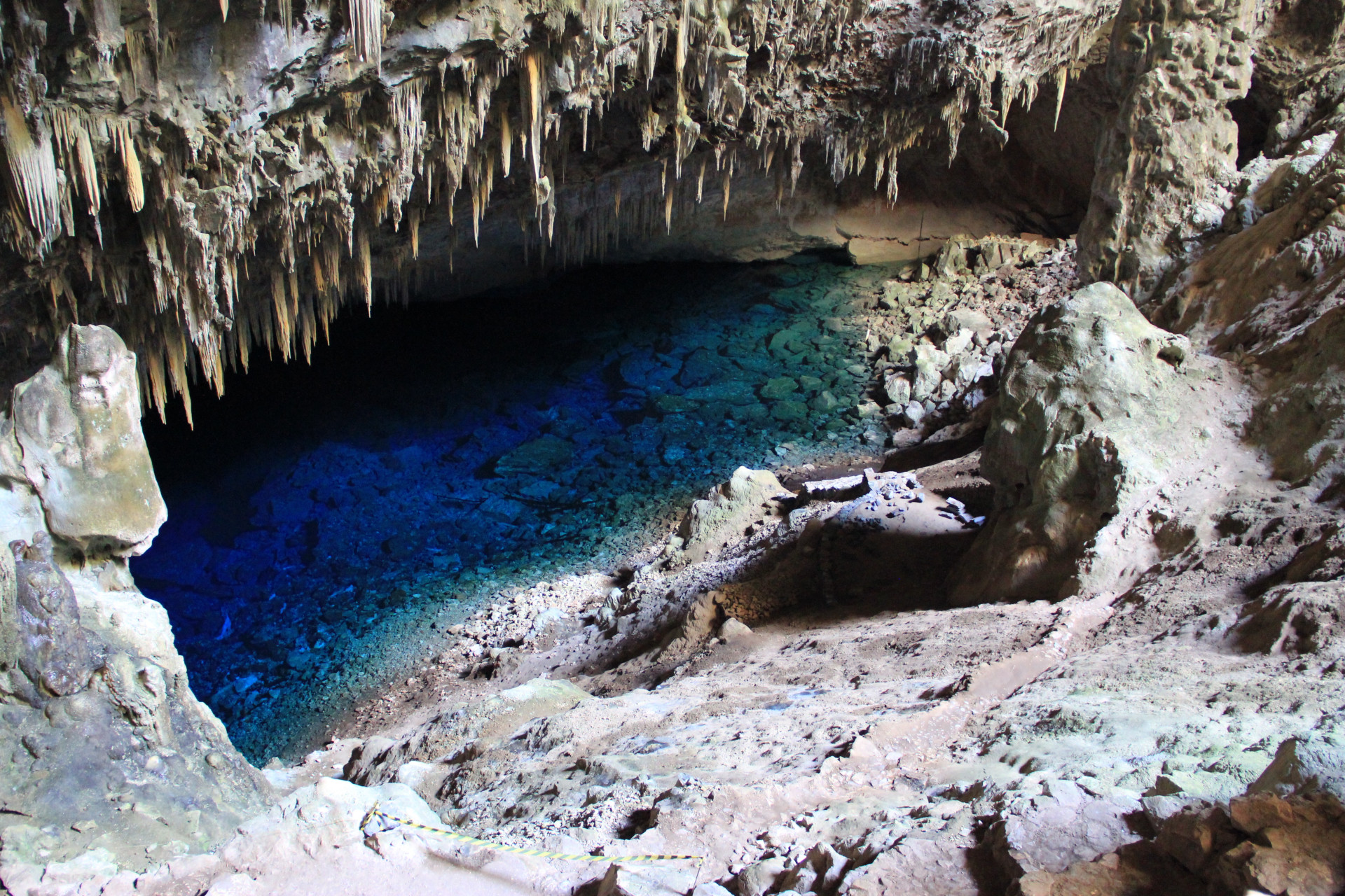 Gruta do Lago Azul: um dos lugares mais inacreditáveis e que fica no Brasil (Imagens: Unsplash/ Prefeitura de Bonito)