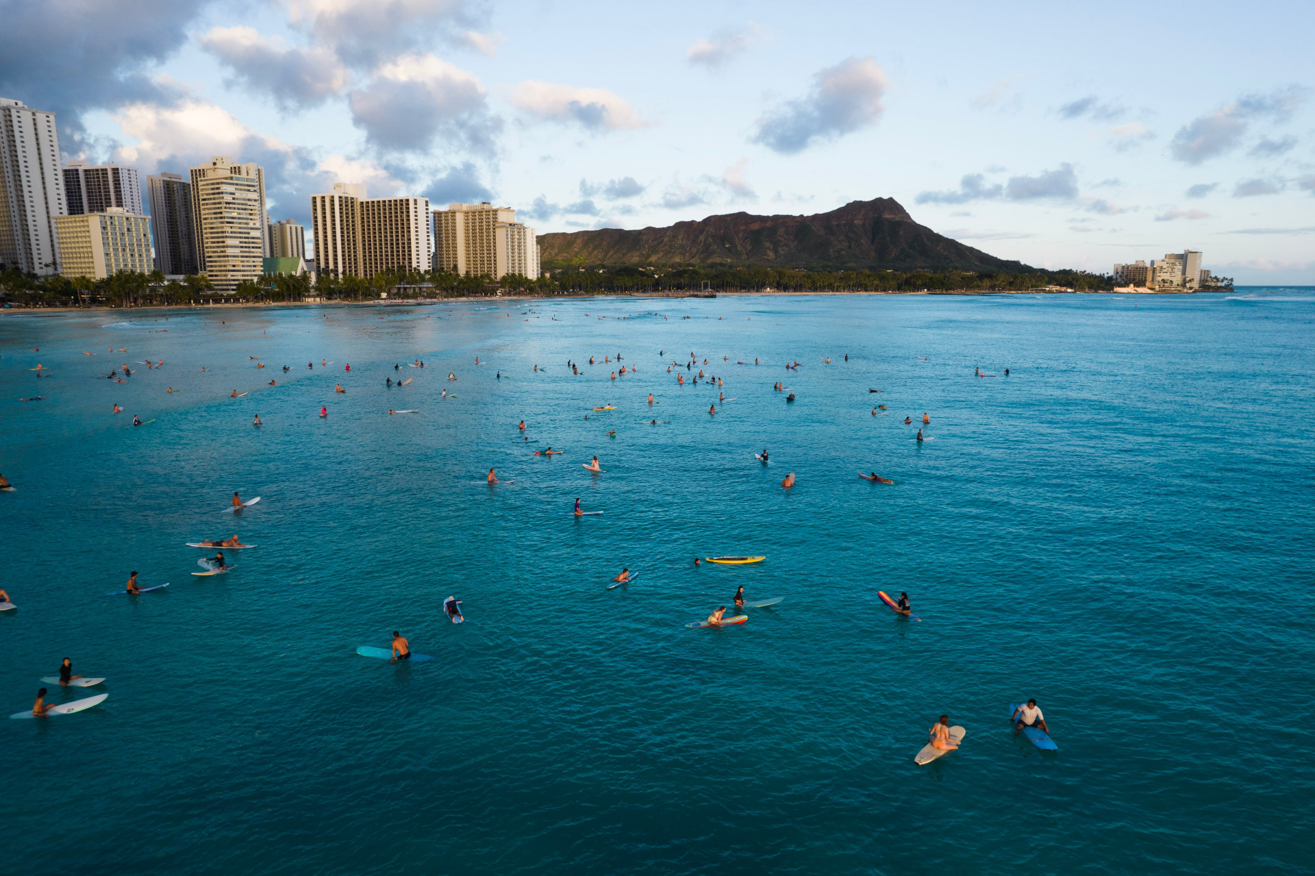 Praia de Waikiki: um paraíso surreal que está ao seu alcance (Imagens: Unsplash)