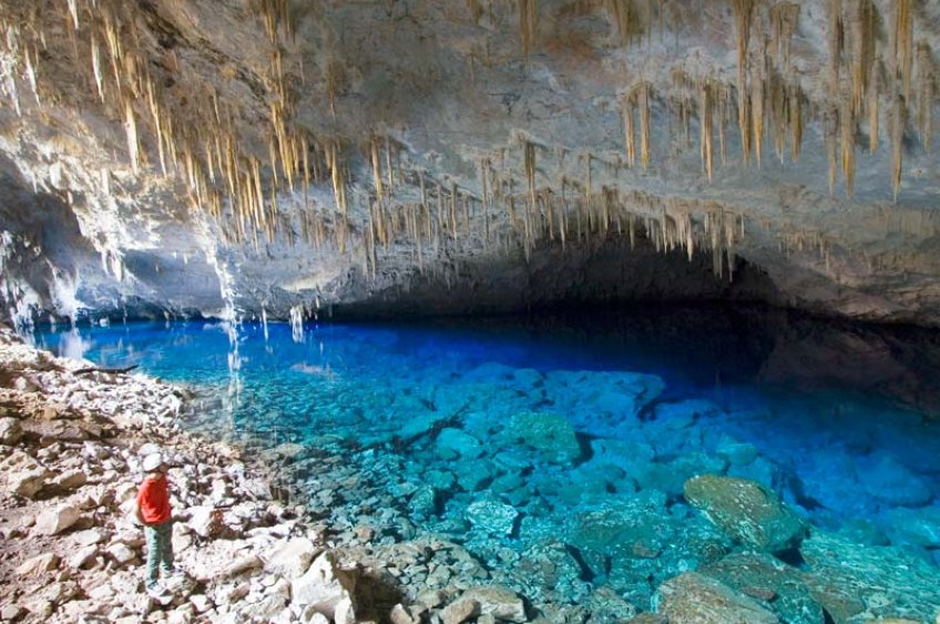 Gruta do Lago Azul: um dos lugares mais inacreditáveis e que fica no Brasil (Imagens: Unsplash/ Prefeitura de Bonito)