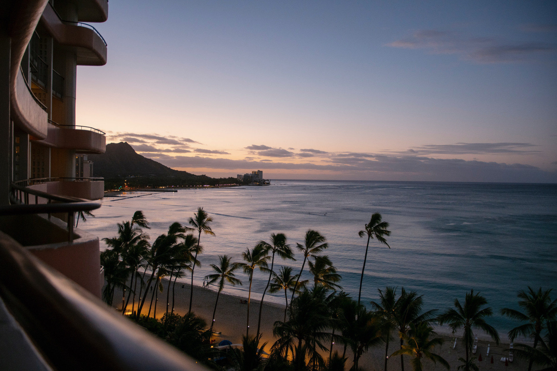 Praia de Waikiki: um paraíso surreal que está ao seu alcance (Imagens: Unsplash)