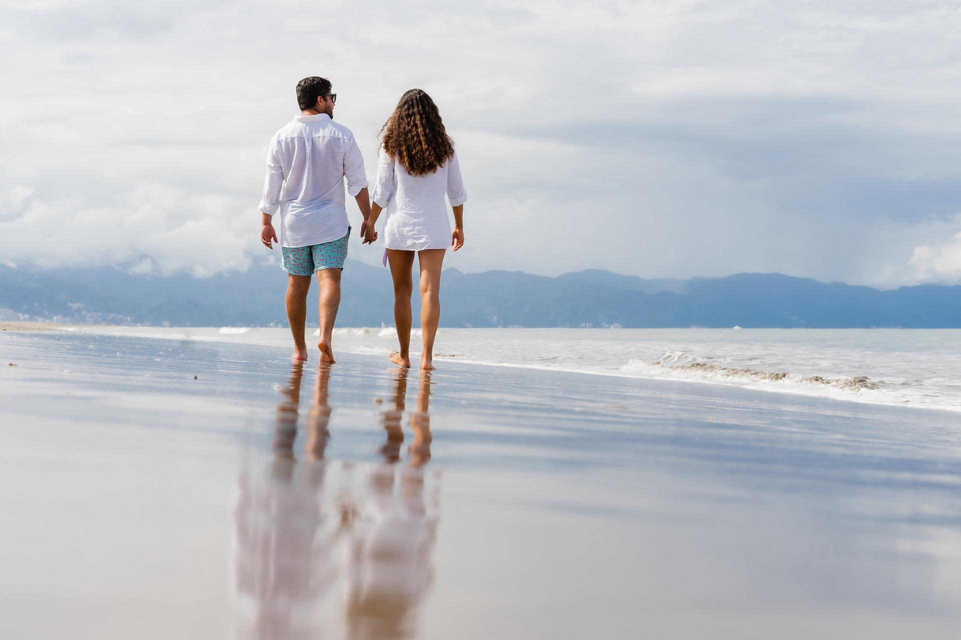 Praia do Amor: destino para casais românticos no Dia dos Namorados (Imagens: Pixabay)