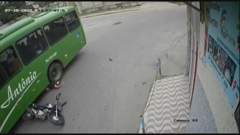 Capacete salva motoqueiro após queda o jogar embaixo de pneu de ônibus; um MILAGRE