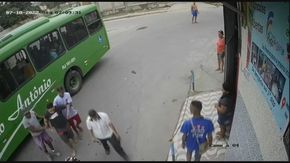 Capacete salva motoqueiro após queda o jogar embaixo de pneu de ônibus; um MILAGRE