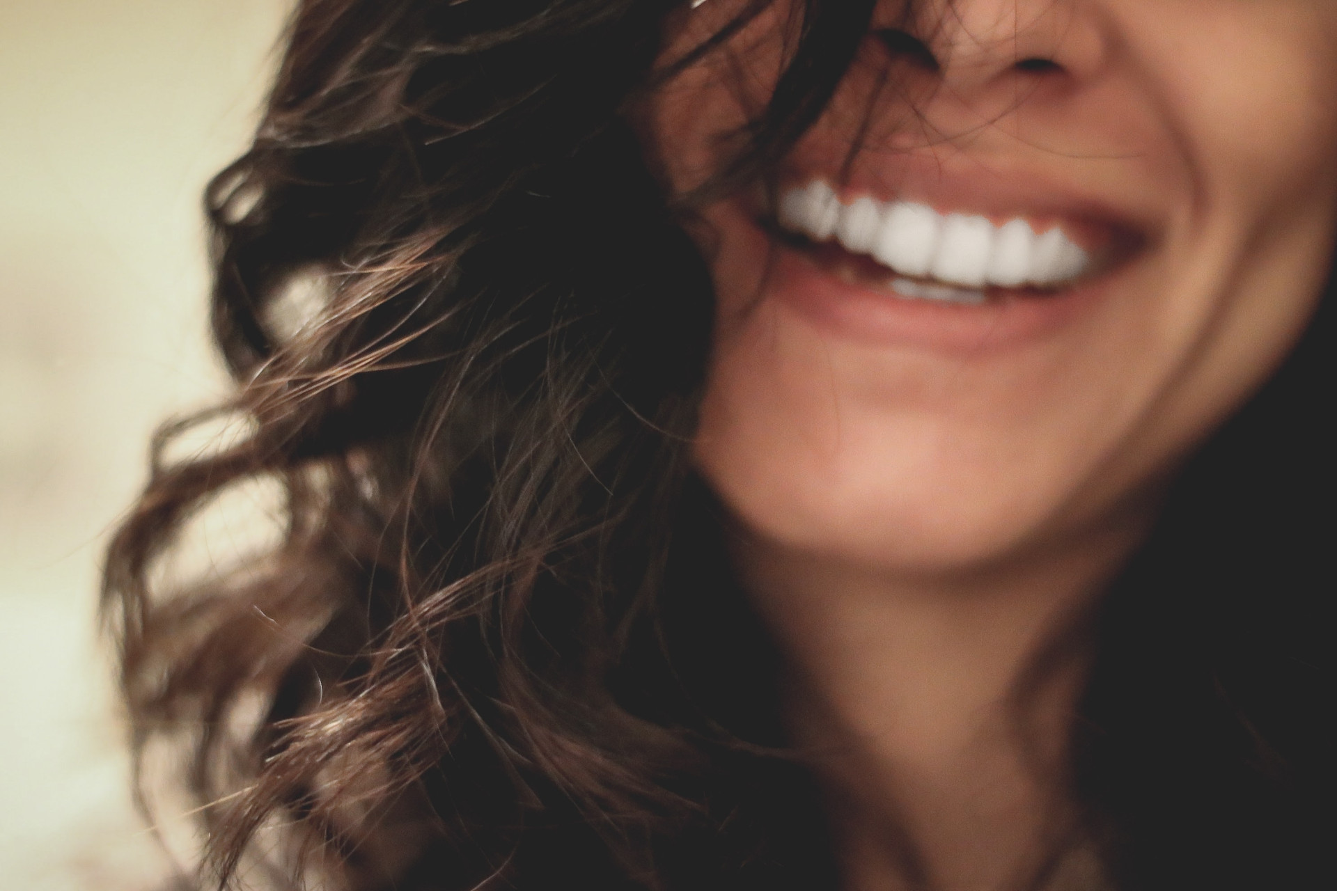 SONHAR COM DENTE: o que significa? Caindo? Quebrando? Podre? Anote os cuidados (Imagens: Unsplash)