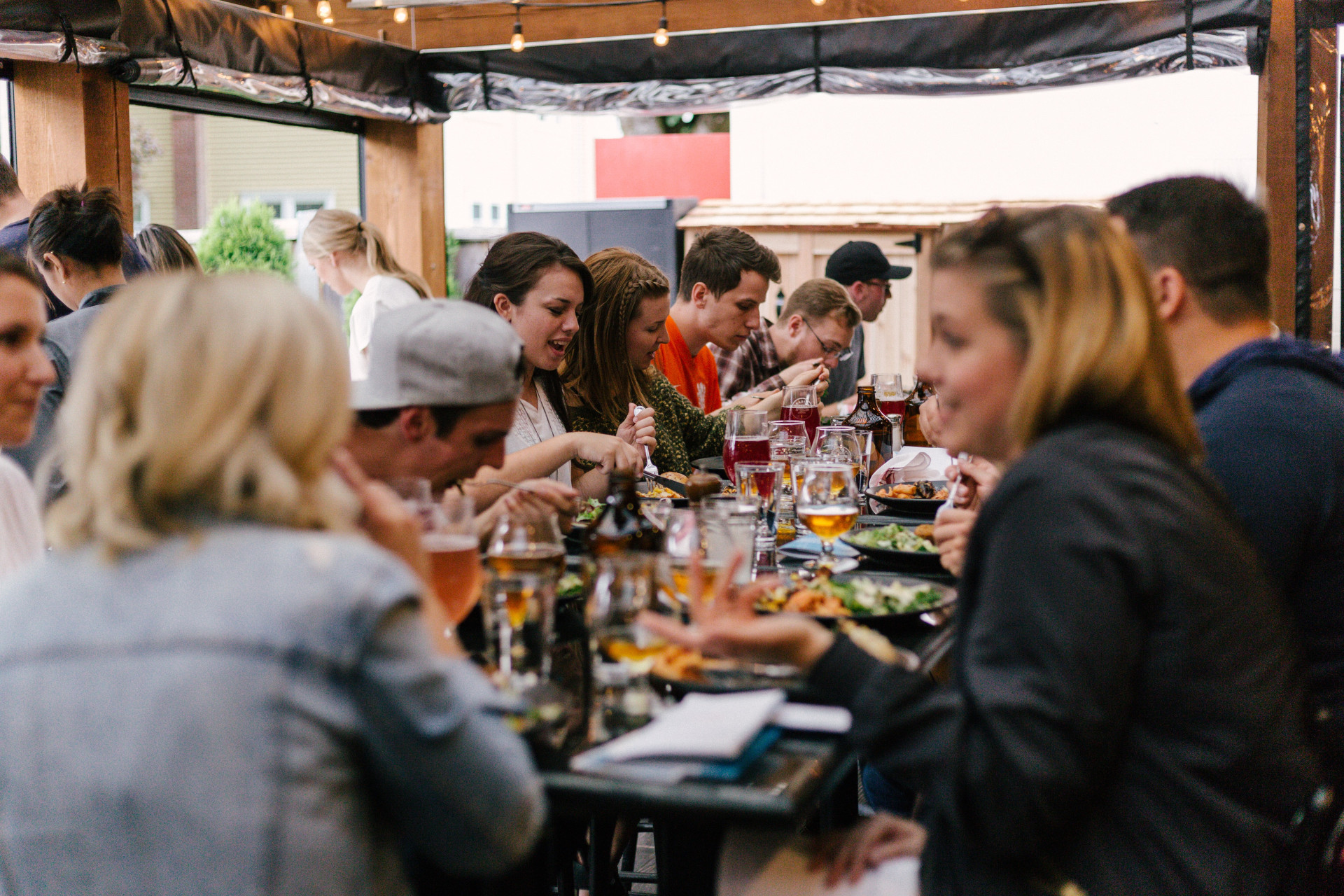 9 restaurantes mais antigos do Brasil que valem cada segundinho de uma parada (Imagens: Unsplash)