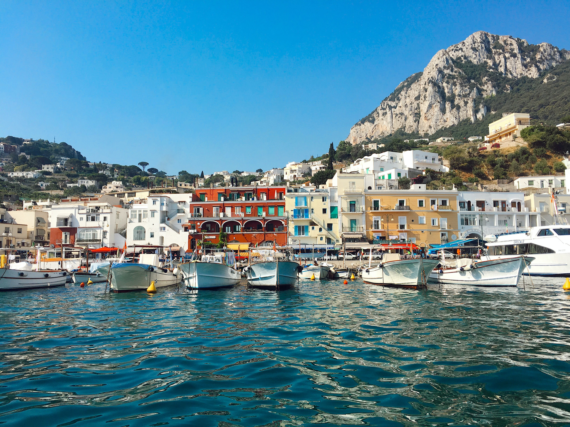 Gruta Azul em Capri: destino perfeito para uma experiência de viagem INESQUECÍVEL (Imagens: Unsplash)